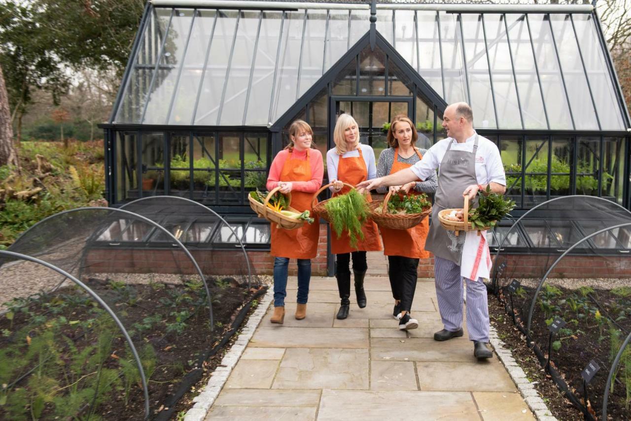 Chewton Glen Hotel - An Iconic Luxury Hotel Ню Милтън Екстериор снимка